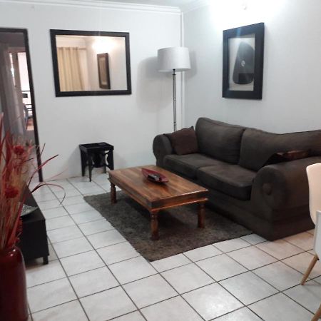 Protea Park Self Catering Guesthouse Rustenburg Eksteriør bilde
